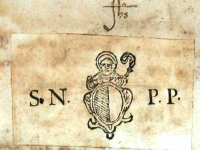 In precedenza per� pare che il simbolo fosse accompagnato dall�effige di San Nicola. Nel �Libro Rosso della Universit�� che raccoglie documenti datati tra il 1299 e il 1667 lo stemma � riprodotto proprio cos�, accompagnato anche dalle lettere puntate S.N.P.P. due a sinistra due a destra, che stanno a significare Santo Nicola Principe Patrono